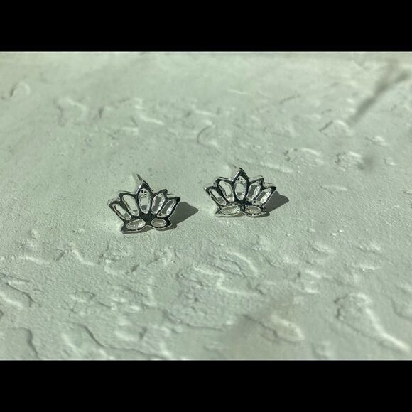 Lotus stud earrings - Picture 2 of 3